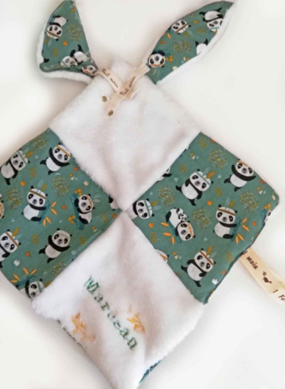 doudou lange brodé avec prénom bébé