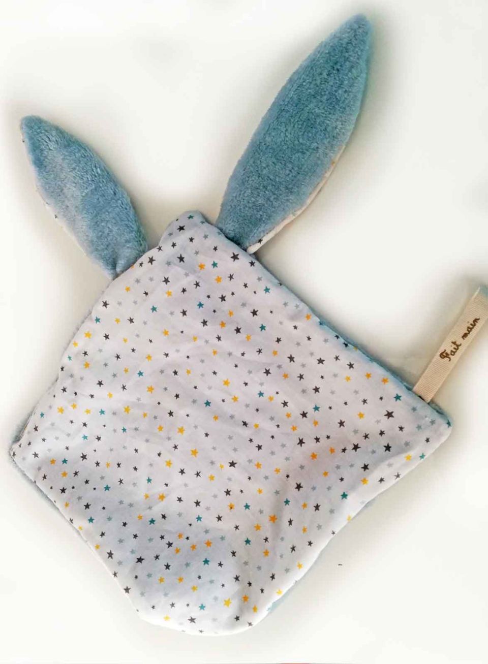 le doudou lange avec ses oreilles toutes douces