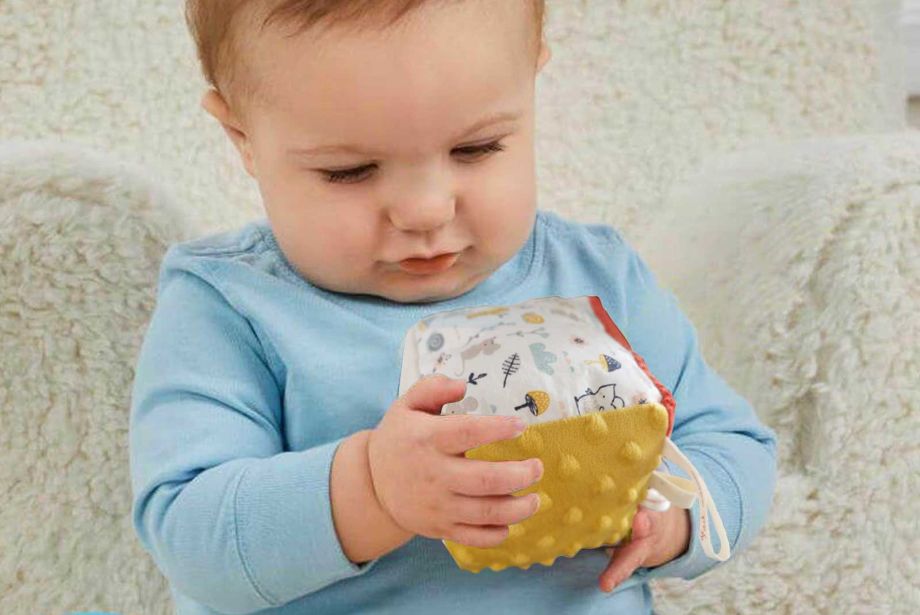 bébé s'éveille avec ce cube aux jolies couleurs et aux touchers