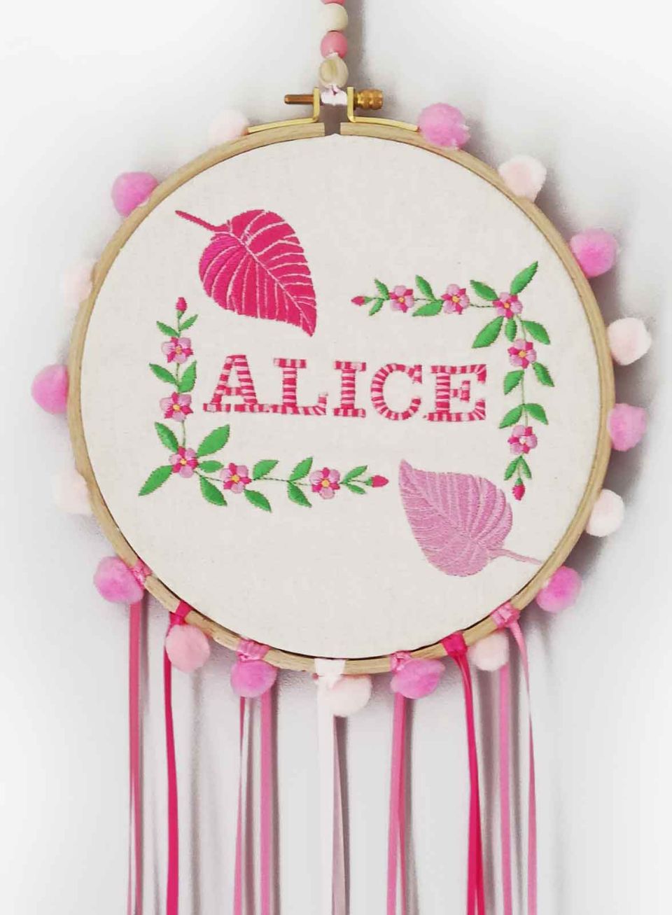 broderie prénom fleurs feuilles