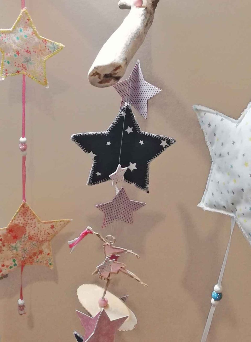 mobile avec étoiles et danseuse