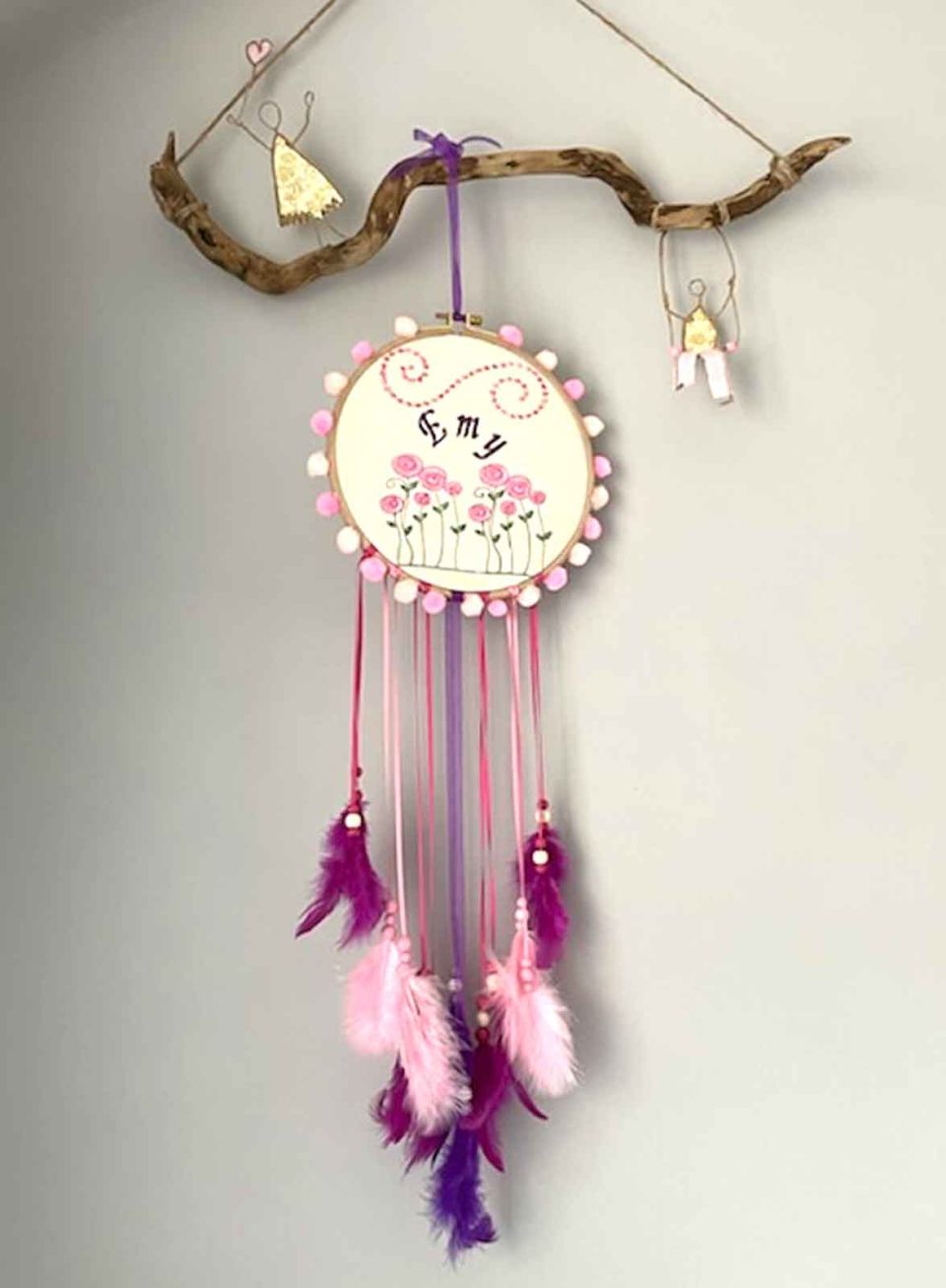 broderie emy support bois flotté avec personnages en fils